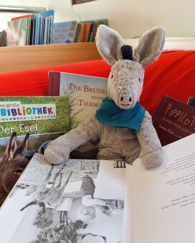 Unser Maskottchen Esel Ohr Unser Maskottchen Esel Ohr beim Lesen