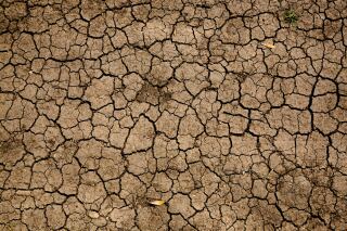 Klimawandel Symbolbild Ausgetrockneter Boden Klimawandel Symbolbild Ausgetrockneter Boden